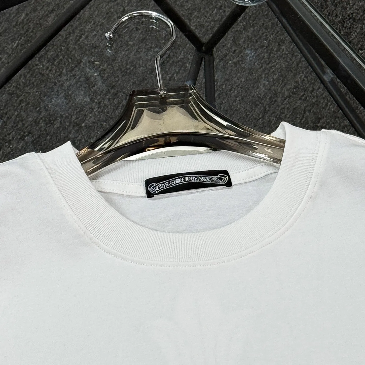 P180 Chrome Hearts 25 high-end versions. The fabric is made of 300 grams of high-density cotton. It does not deform or shrink. It has three labels. It is the same style for men and women. Technology: suede foaming + digital silver printing. Color: white, black. SIZE: S-XL.